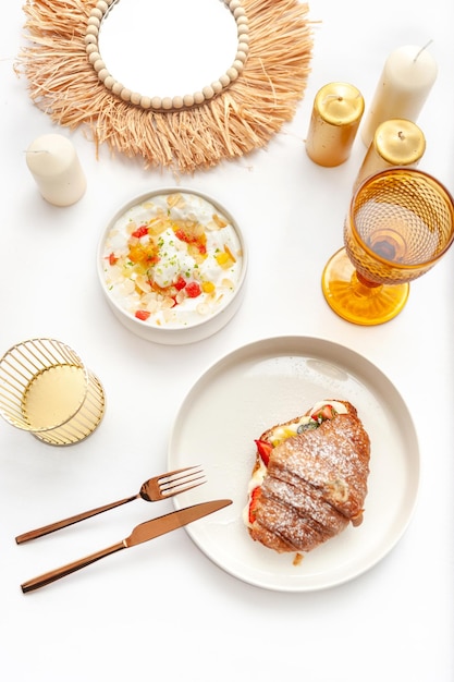 Stół z domowym posiłkiem i naczyniami